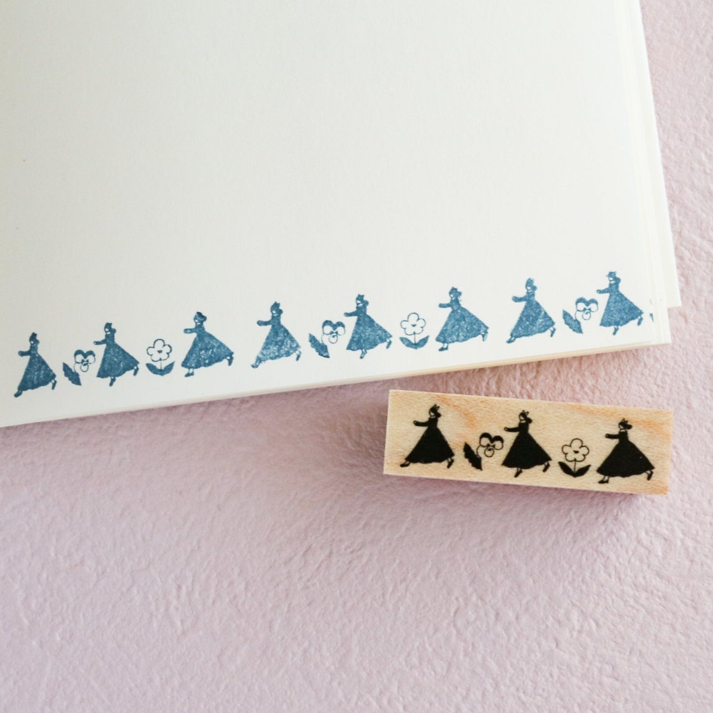 kin.iro.hitode(キンイロヒトデ) ハンコ 走る女の子