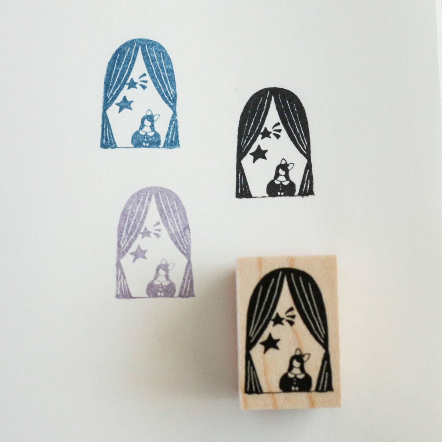 kin.iro.hitode(キンイロヒトデ) ハンコ 窓と女の子